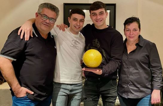 Pedri with his parents and brother.